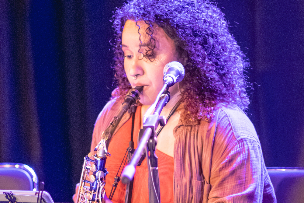 Kassandra Vepezi – saxofonista e cantora do Música na Calçada