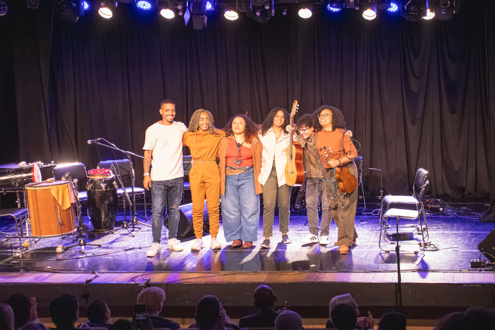 Musica na Calçada agradecendo após a apresentação