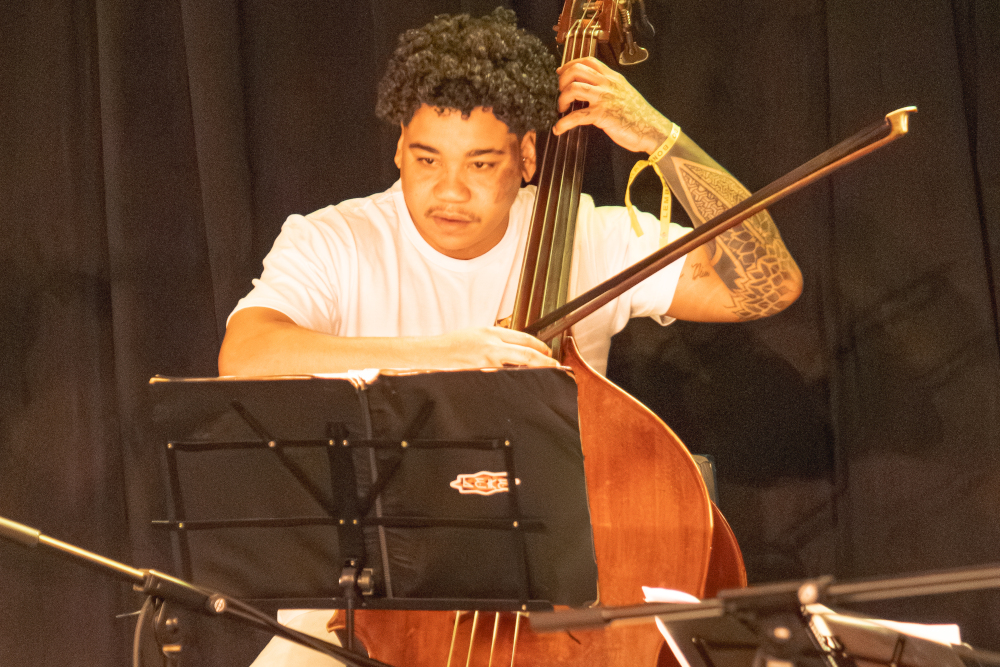 Breno Augusto, contrabaixista do Grupo Leke