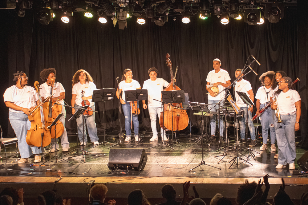 Grupo Leke agradecendo após a apresentação