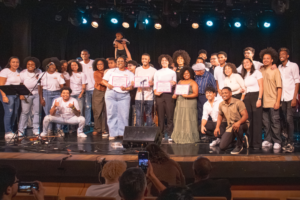 Todos os grupos sobem ao palco para receber o prêmio!